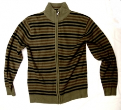 č. 26: Khaki svetr